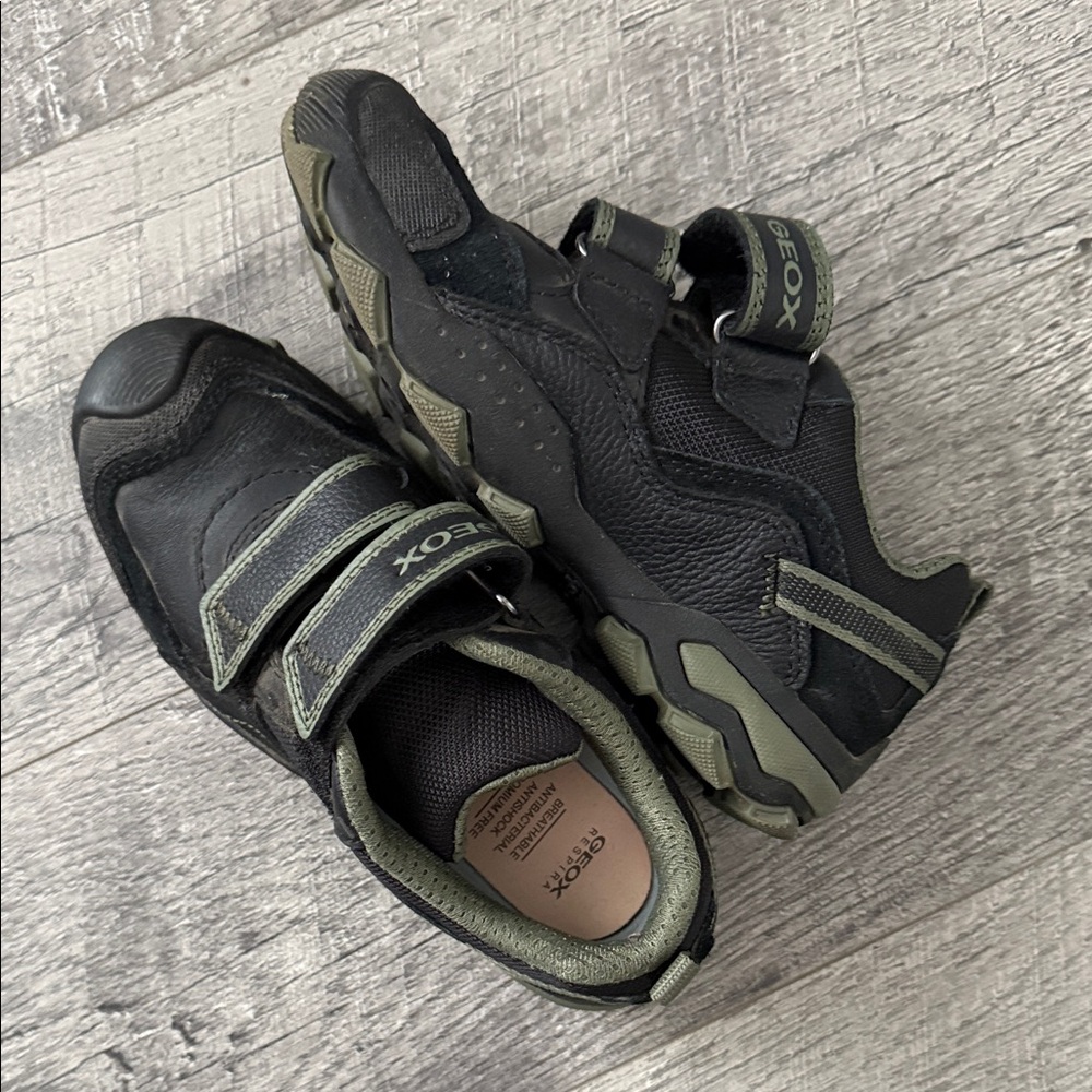 Geox Kids Black Sneakers with Green Highlights Leather Sz 2